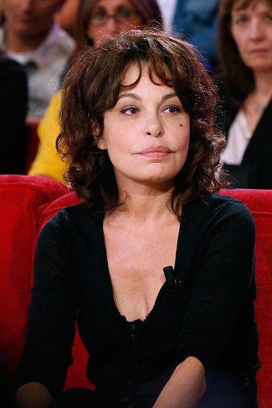 Isabelle Mergault présente la Pièce de théâtre 'Ne me regardez pas comme ca !', lors de l'émission 'Vivement Dimanche'. |Photo : Getty Images