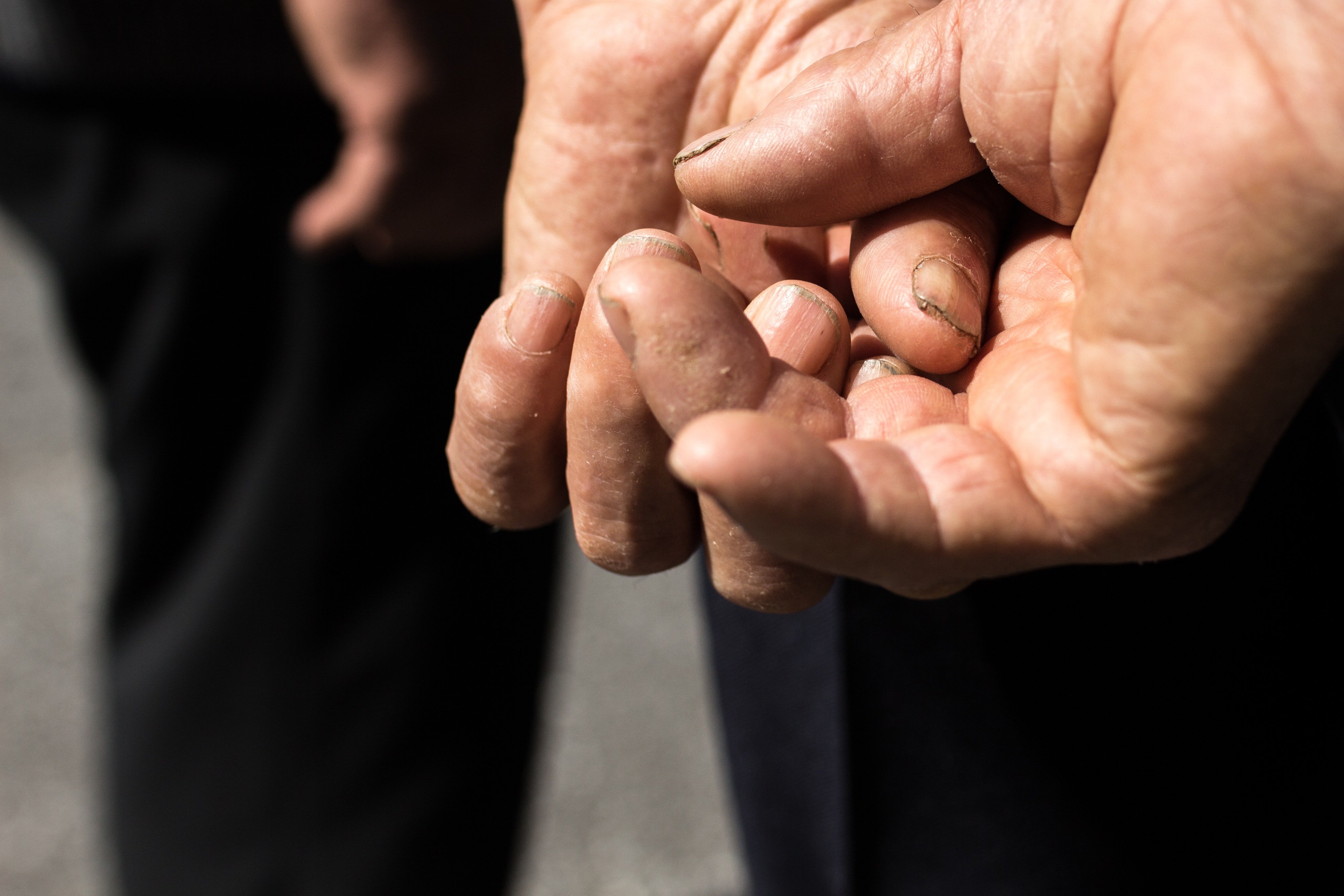 Chuck shook the man's filthy hand. | Source: Pexels