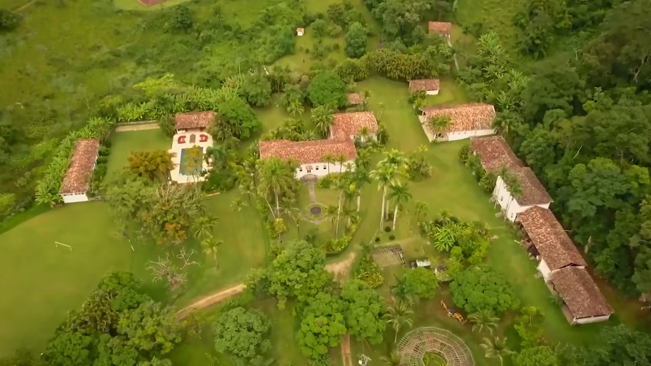 An aerial bird's-eye view of Lenny's sprawling, nearly 1,000-acre Brazilian coffee plantation. | Source: YouTube/@Archdigest