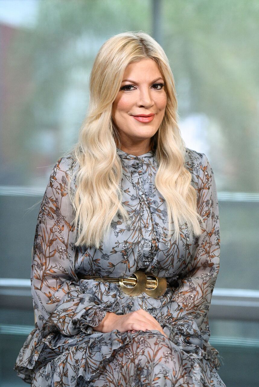 Tori Spelling visits "Extra" at Universal Studios Hollywood. | Source: Getty Images