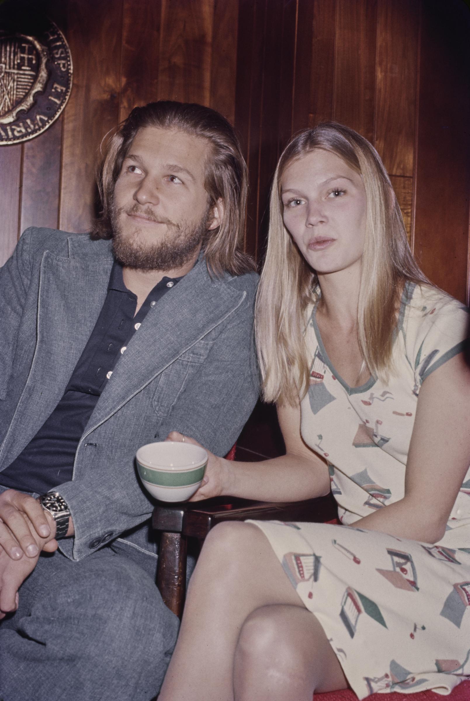 Jeff Bridges and Susan Geston at the Golden Apple Awards in Beverly Hills, California, in December 1975 | Source: Getty Images