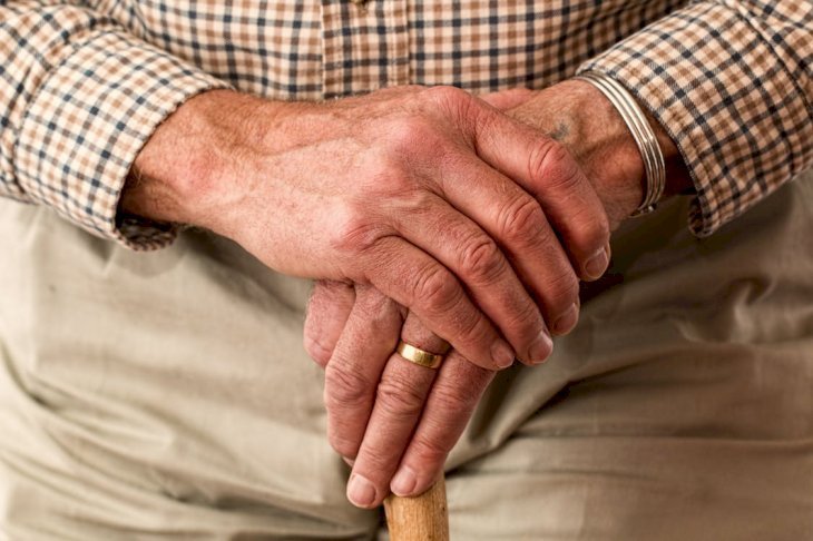Un vieil homme qui tient une canne. | Photo : Pixabay
