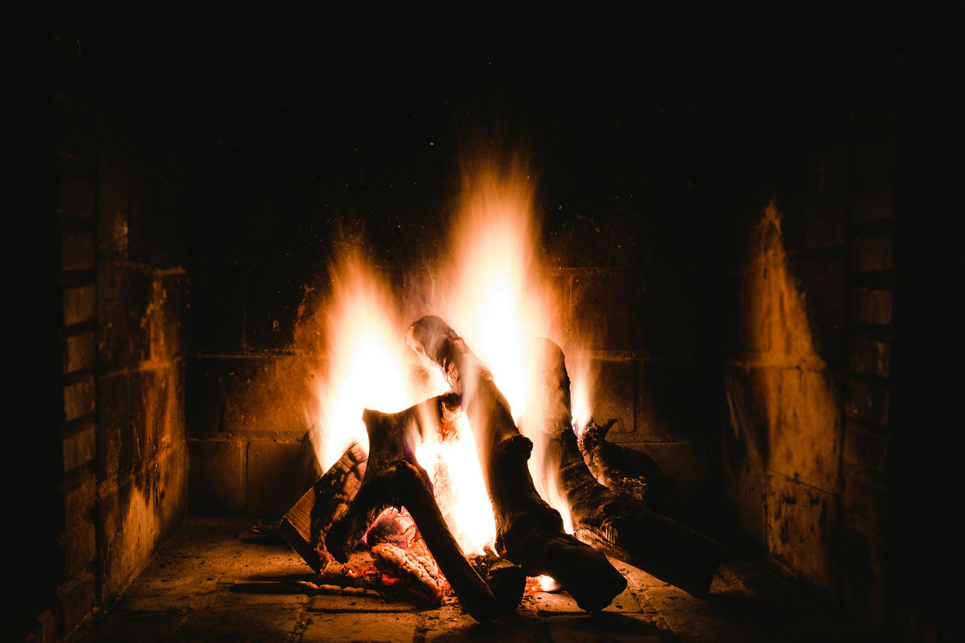 A fire in a fireplace | Source: Pexels