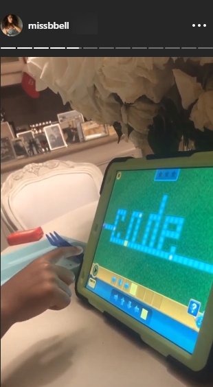 Nick Cannon's son, Golden's hand pictured playing a game on his tablet. | Photo: Instagram/missbell