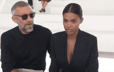 Les nouveaux mariés, Vincent Cassel et Tina Kunakey, au premier rang du défilé Roberto Cavalli. | Youtube/Access Video TV Les nouveaux mariés, Vincent Cassel et Tina Kunakey, au premier rang du défilé Roberto Cavalli. | Youtube/Access Video TV