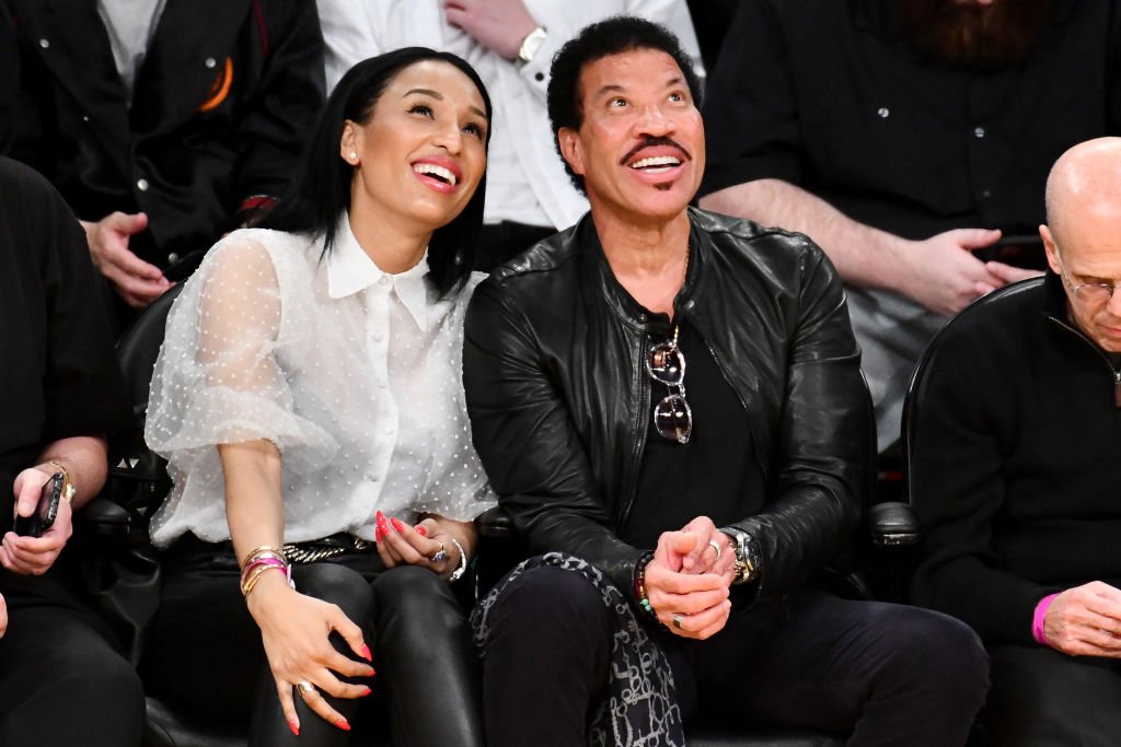 Lionel Richie and Lisa Parigi at a basketball game, February 2020 | Source: Getty Images