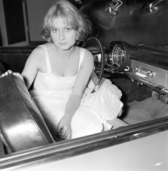 Mijanou Bardot sur le tournage du film "Une balle dans le canon" en 1958. | Photo : Getty Images
