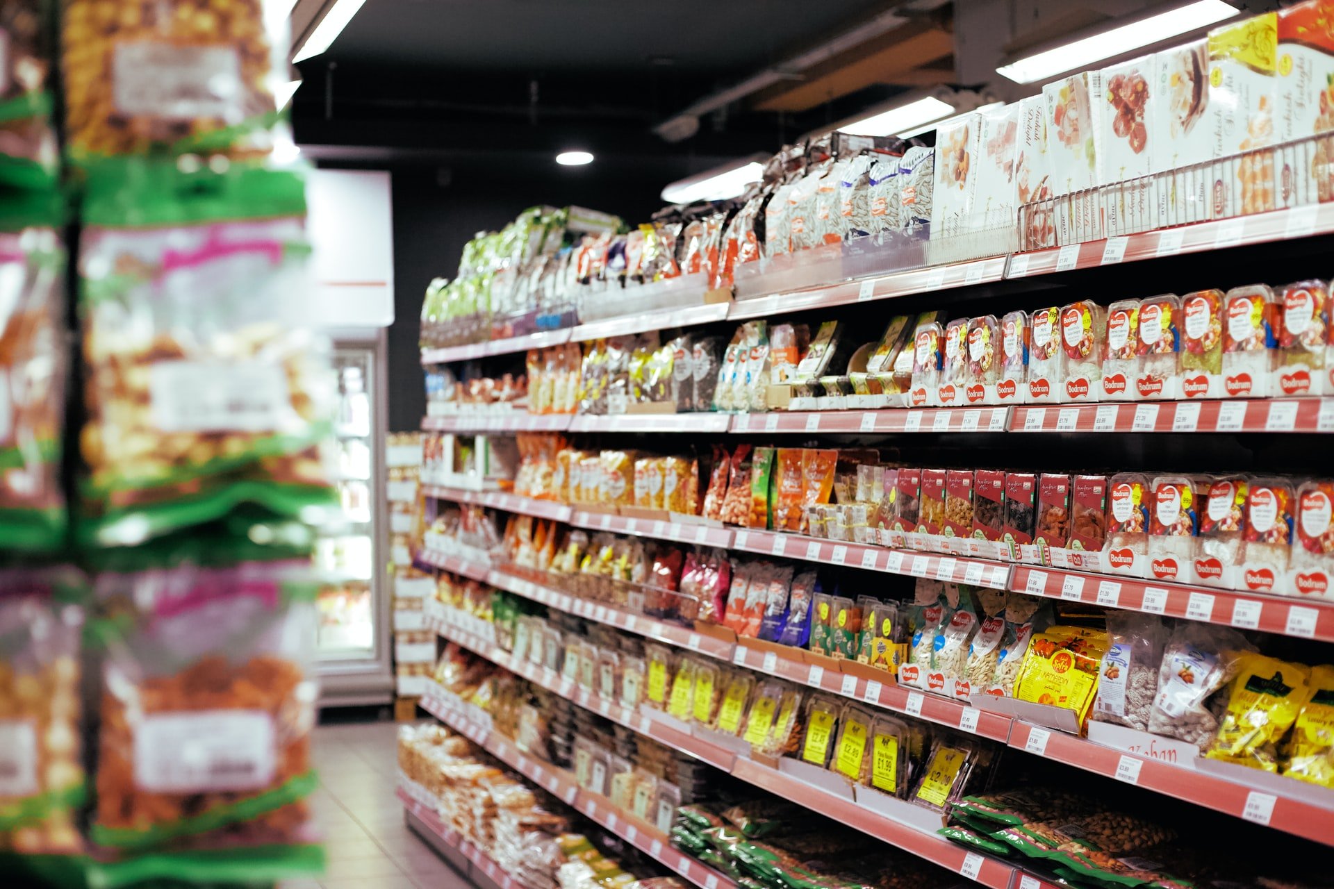 Estanterías llenas de comestibles en un supermercado. | Foto: Unsplash