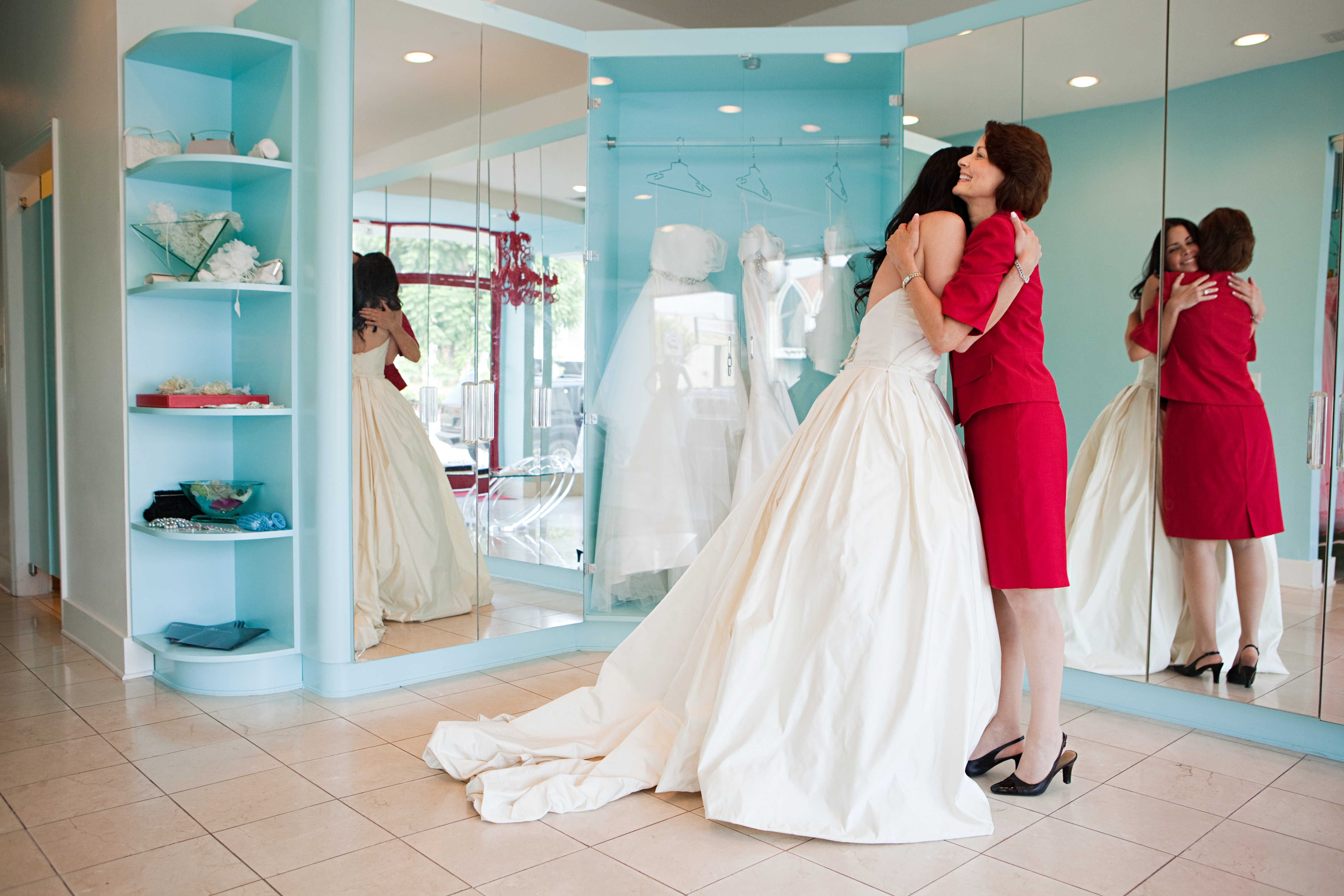 Daughter trying on wedding dress, embracing mother | Source: Getty Images