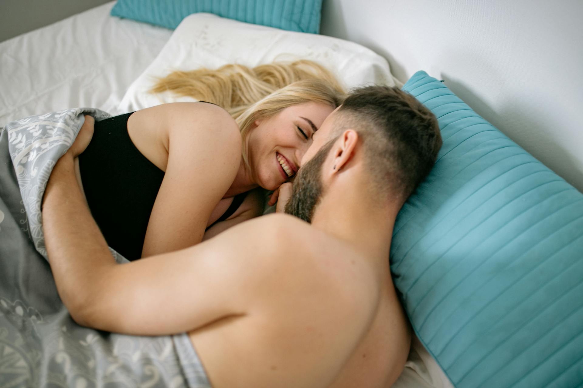 A couple in bed | Source: Pexels