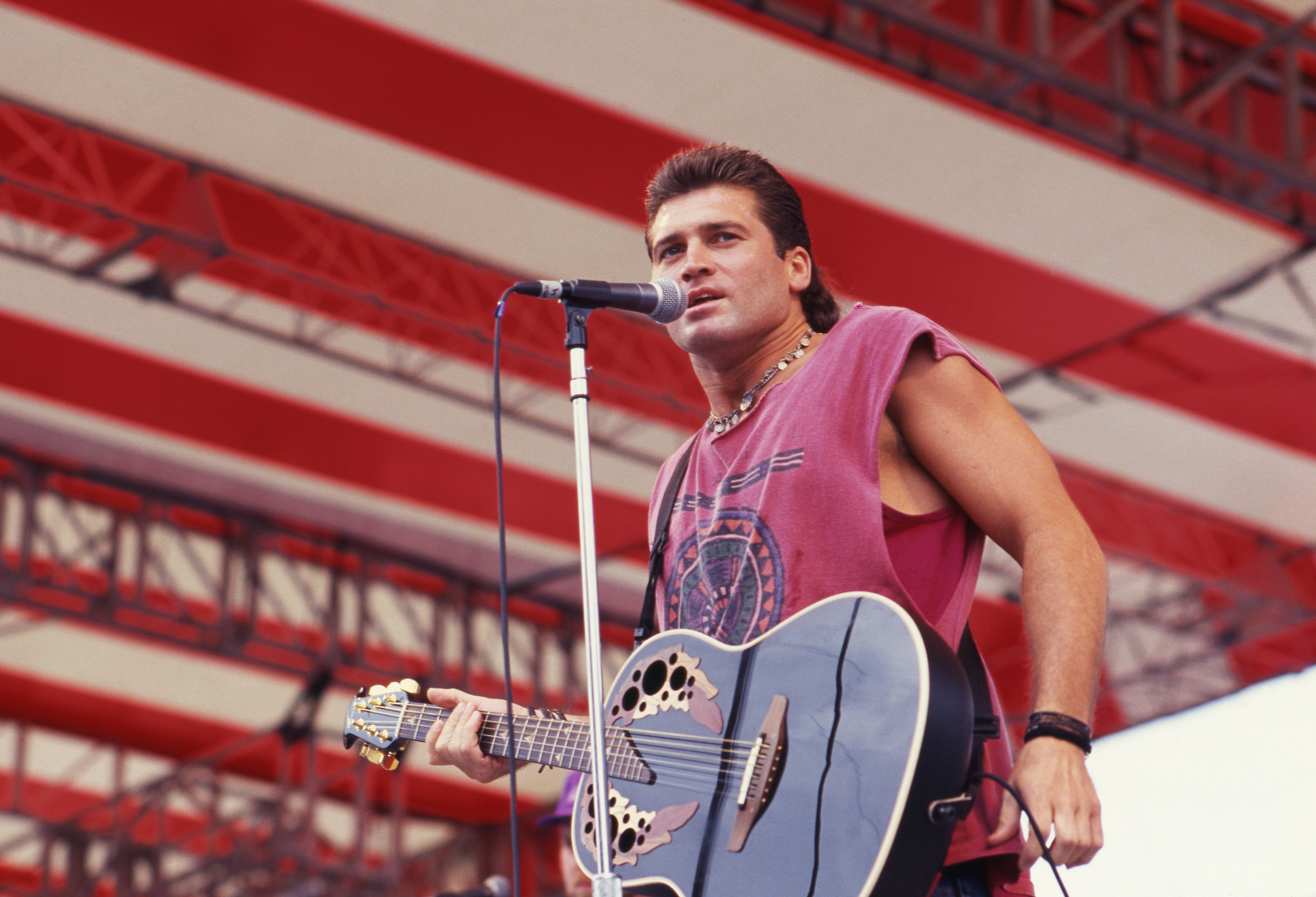 Billy Ray Cyrus performing at Fan Fair in Nashville on January 1, 1992 | Source: Getty Images