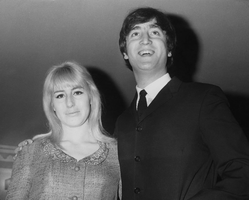 John Lennon con su primera esposa Cynthia durante el lanzamiento de su libro 'In His Own Write'. | Foto: Getty Images