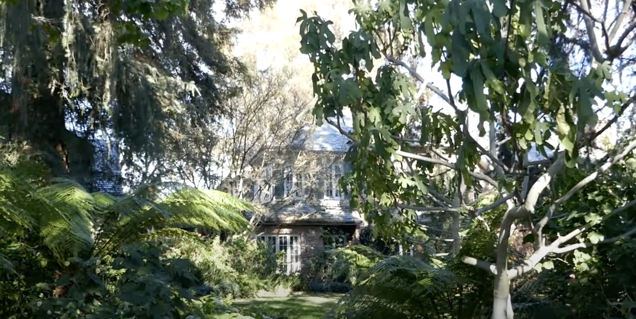 A look outside Mark Harmon's home from a video dated January 2, 2022. | Source: YouTube/Barry King