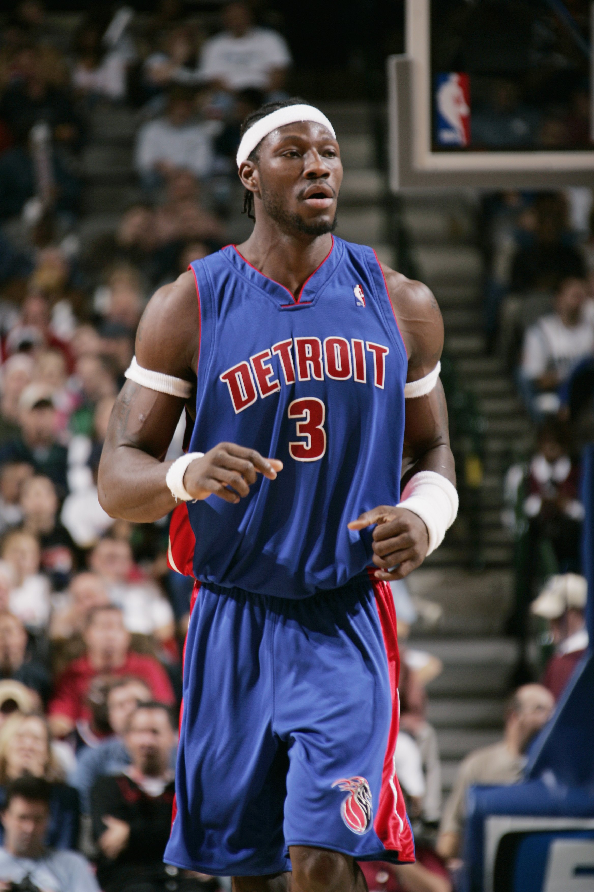  Ben Wallace #3 of the Detroit Pistons stands on the court during the game against the Dallas Mavericks on December 6, 2004 | Photo: GettyImages