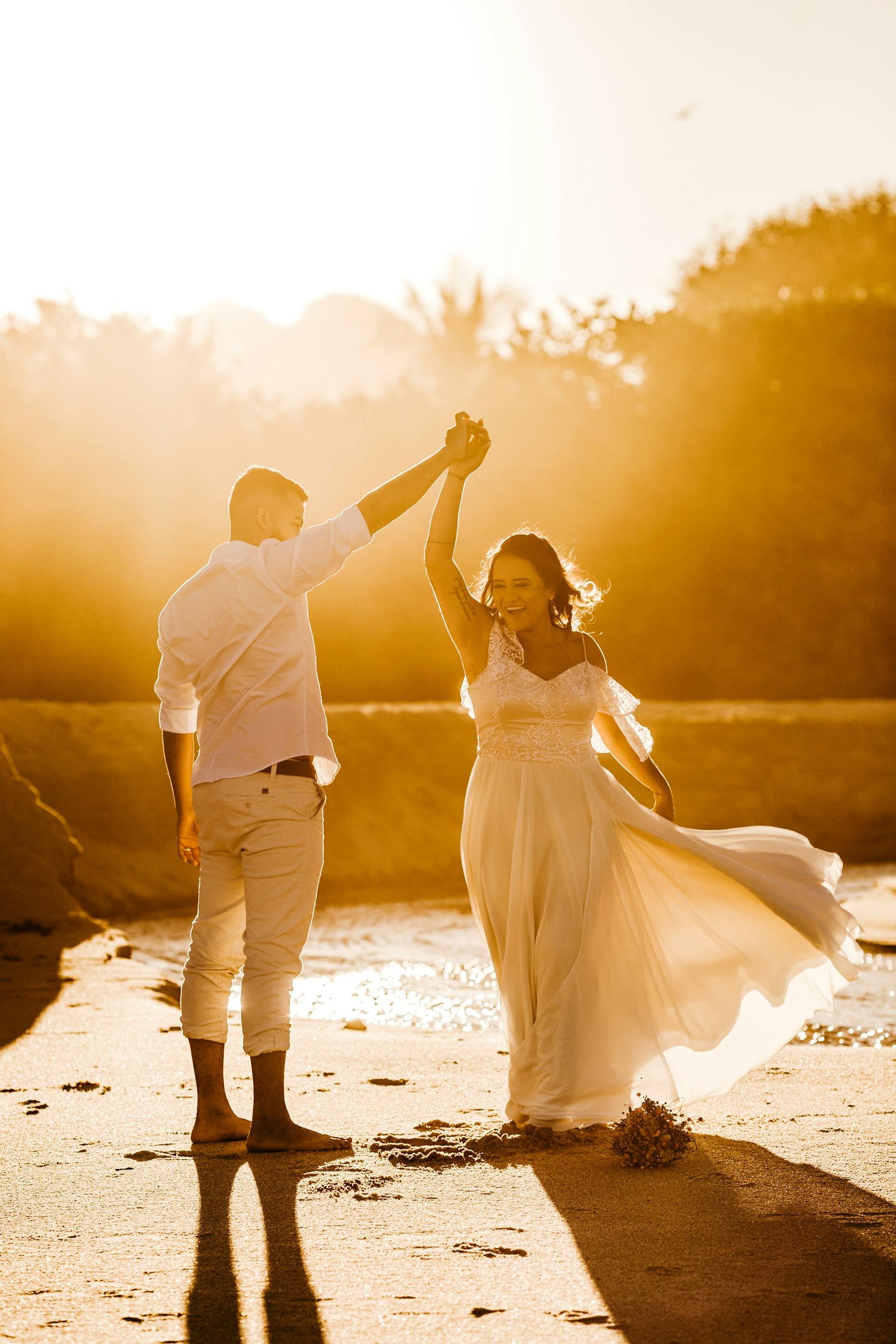 A newlywed couple at the beach | Source: Pexels