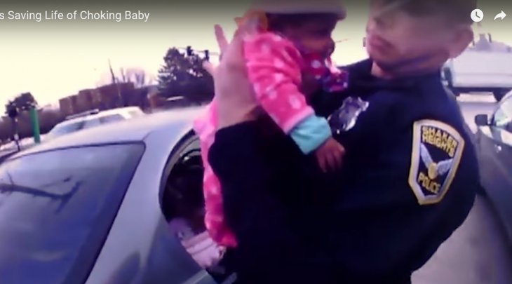 Des Policiers Ont Remarque Un Bebe Demuni Dans Une Voiture Et Ont Realise Qu Ils N Avaient Que Quelques Secondes Pour Lui Sauver La Vie Video