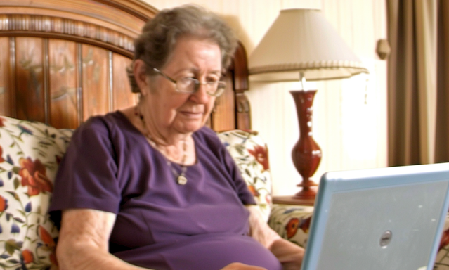 An elderly lady works on a laptop | Source: Amomama