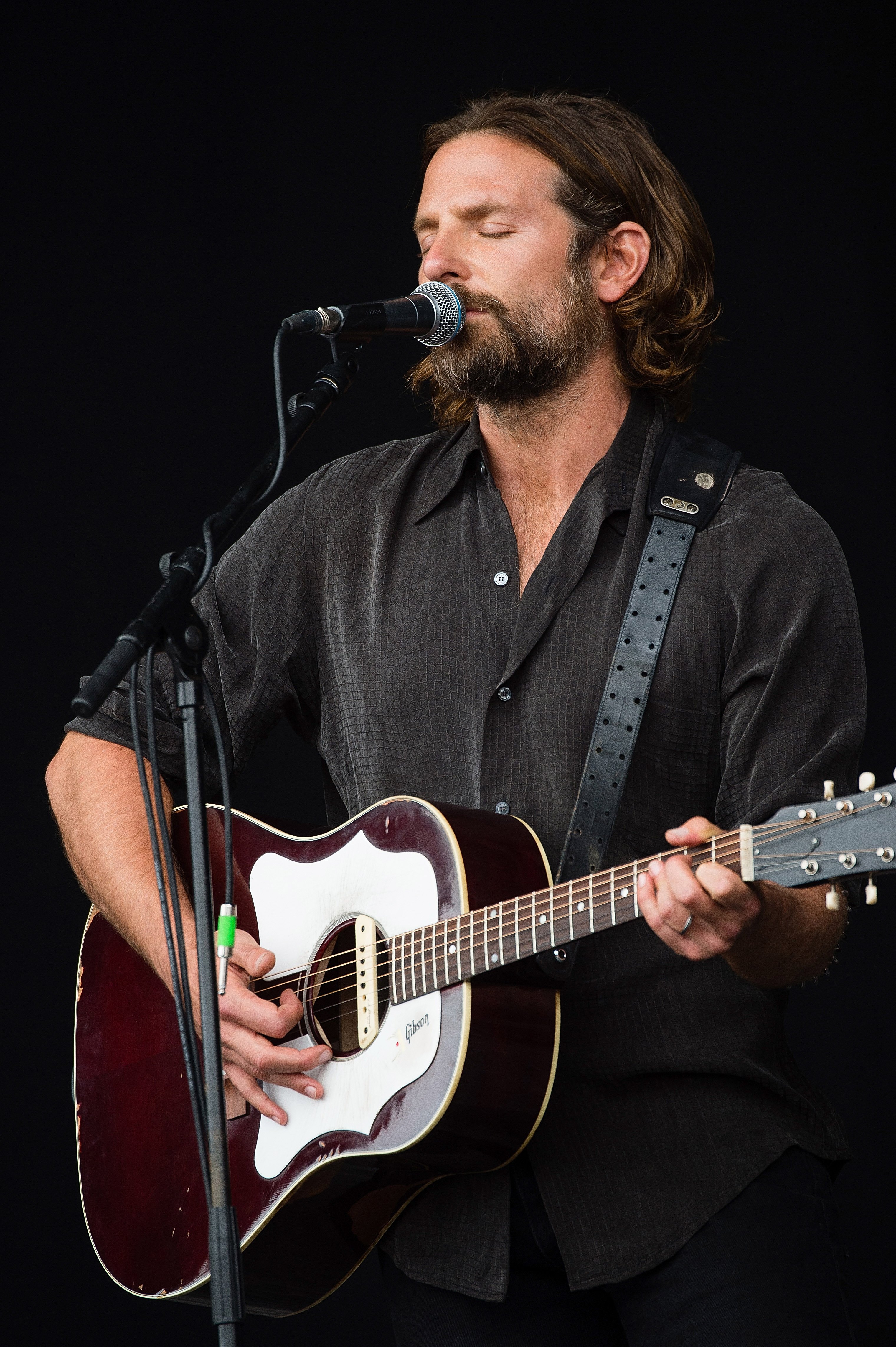 Bradley Cooper during his 2017 performance in  "A Star is Born" in Worthy Farm. | Photo: Getty Images