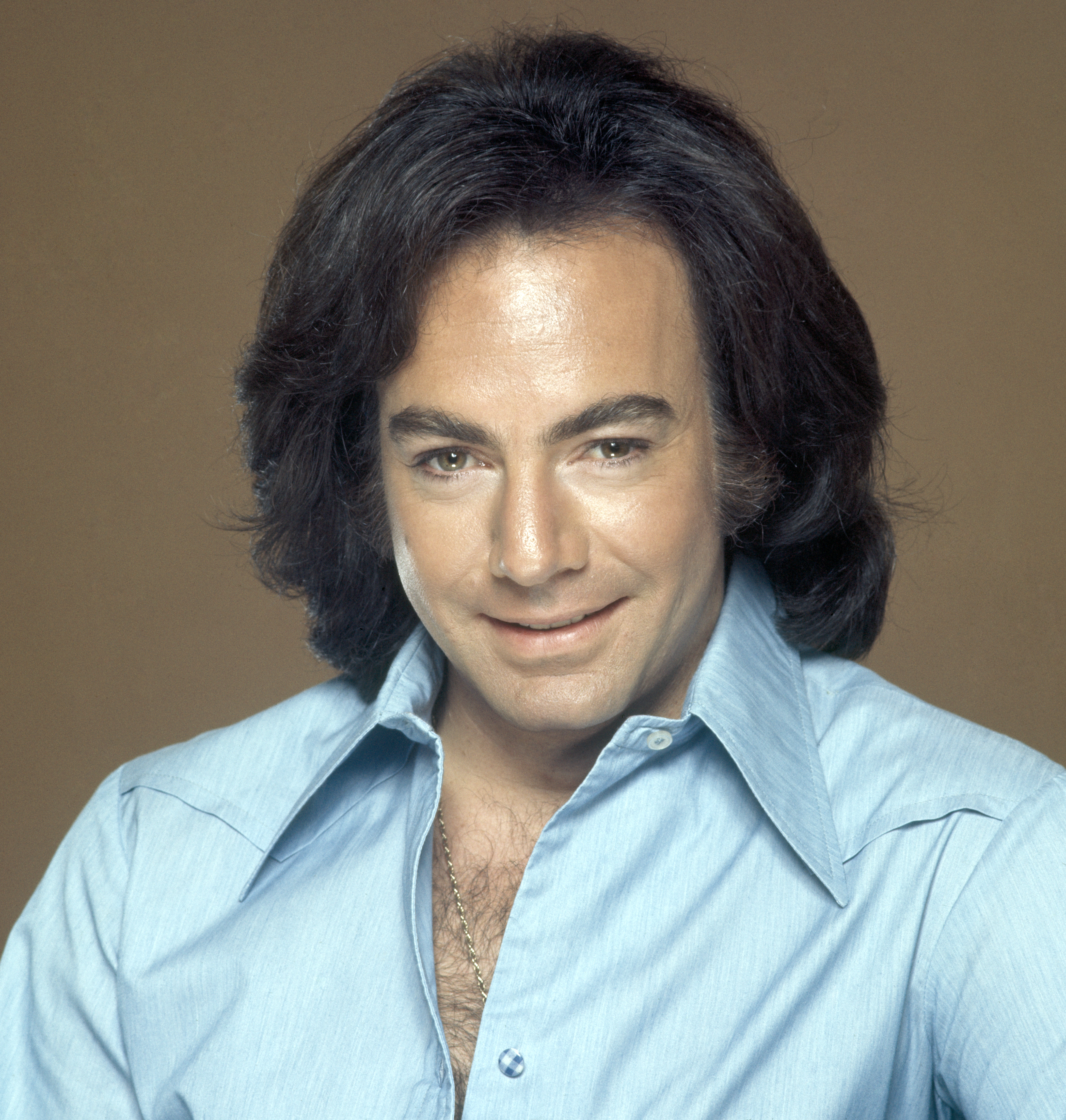 Neil Diamond posing for a portrait in California, 1980 | Source: Getty Images