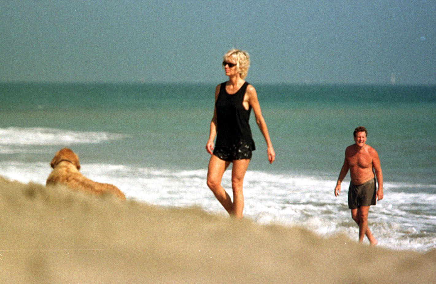 Farrah Fawcett and Ryan O'Neal on the beach outside their Malibu home in August 1997 | Source: Getty Images