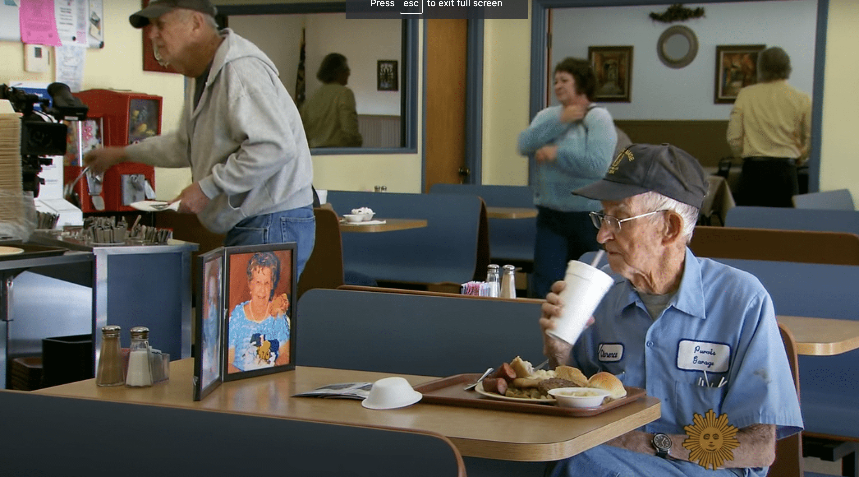 93-year-old retired Mechanic, Clarence Purvis during a lunch date with his late wife, Carolyn Todd | Source: YouTube/CBS Sunday Morning