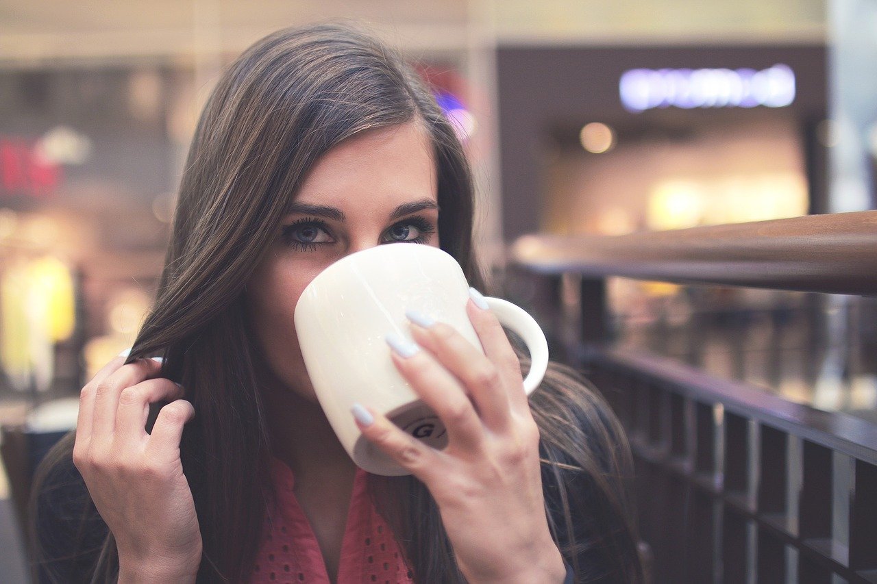 Mujer bebiendo café en una taza. | Foto: Pixabay