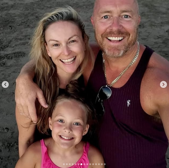 Mel Schilling with her husband and daughter, all smiles on a beach day together. | Source: Instagram/mel_schilling1