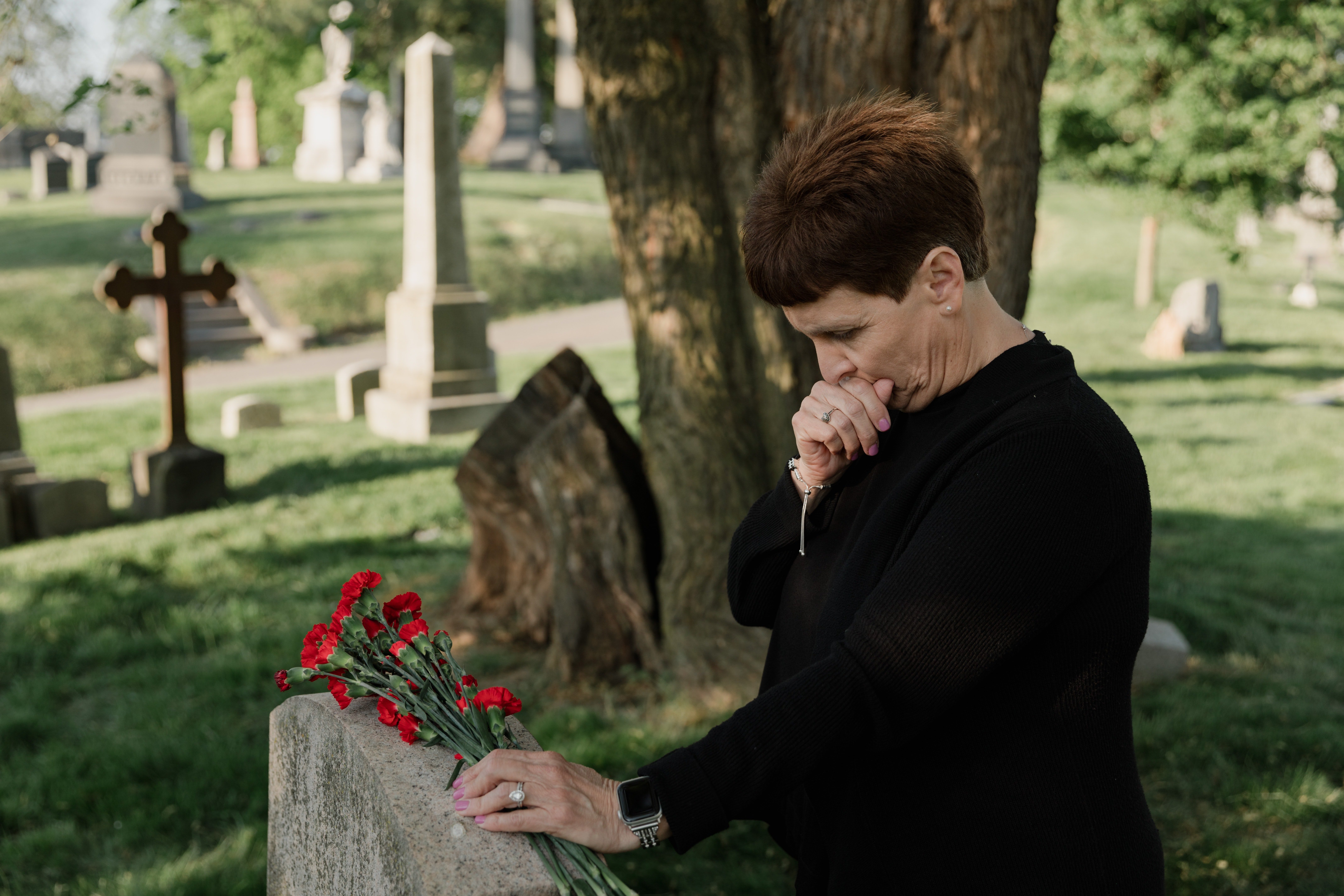Woman in a cemetery | Photo: Pexels