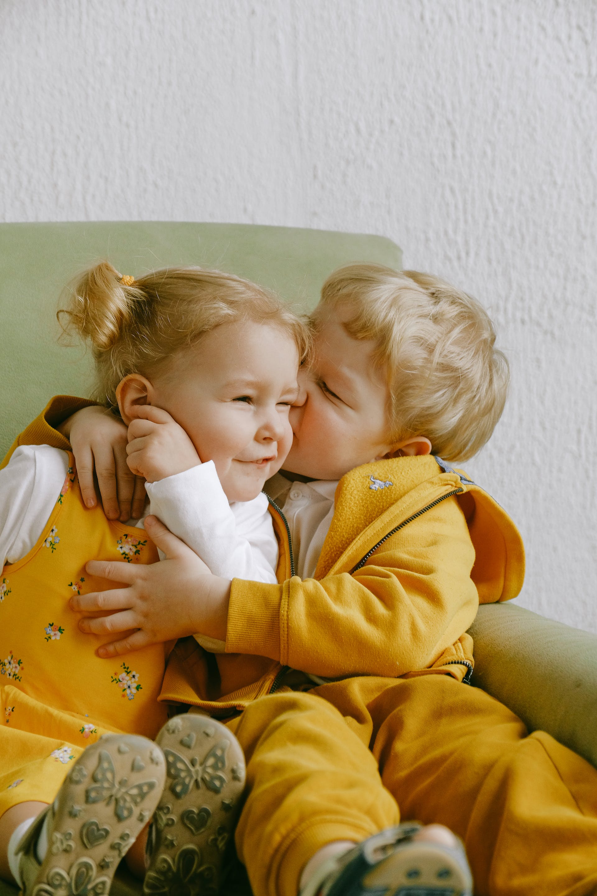 Siblings sitting together | Source: Pexels