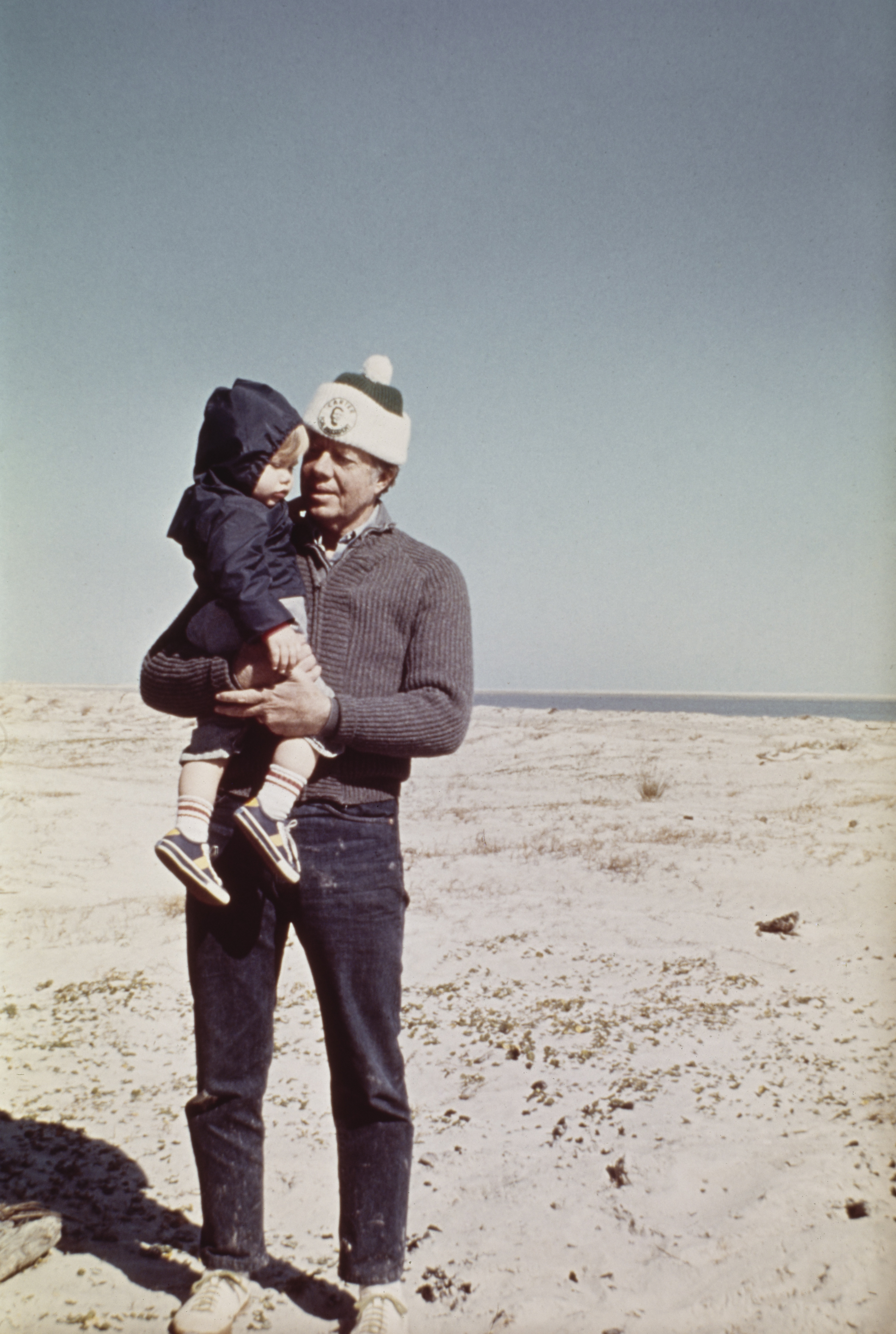 Jimmy Carter with his grandson Jason on November 22, 1976 | Source: Getty Images