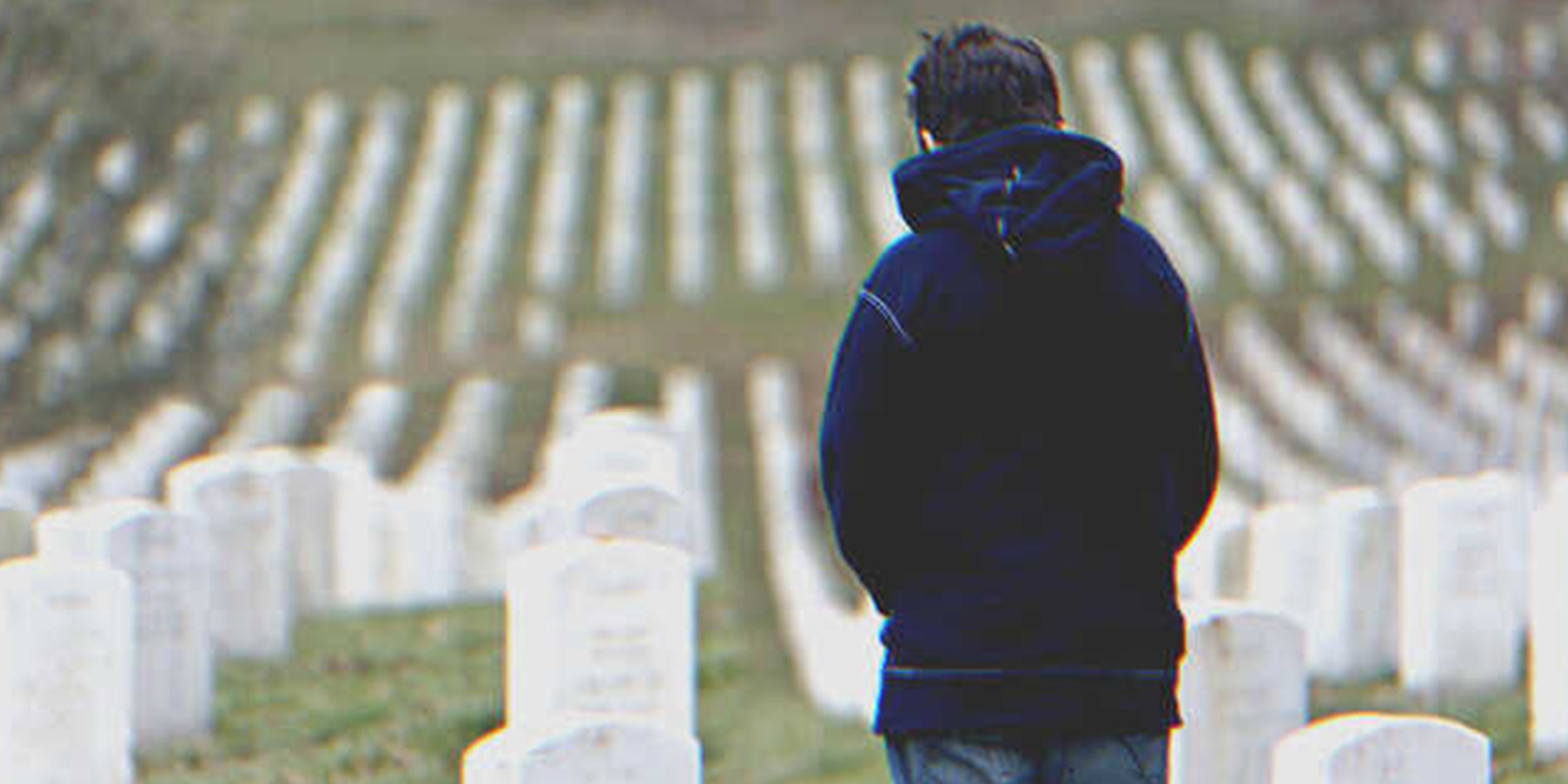 Un garçon dans un cimetière | Getty Images