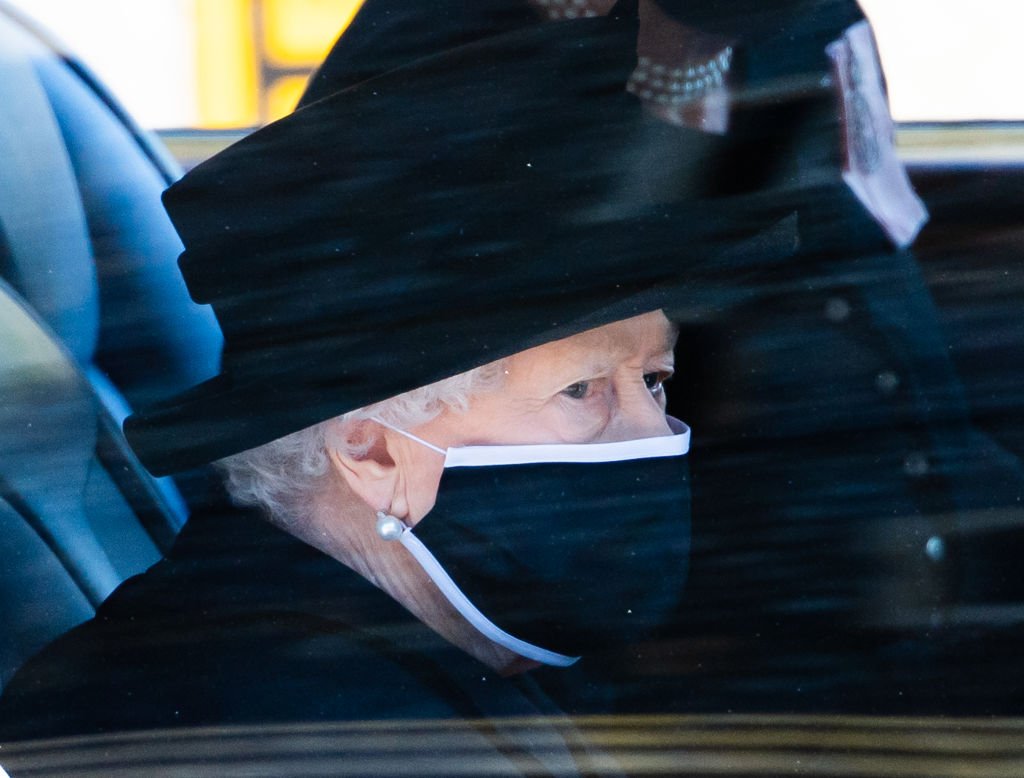 La reine Elizabeth II arrive aux funérailles du prince Philip, duc d'Édimbourg le 17 avril 2021 à Windsor, en Angleterre. | Photo : Getty Images