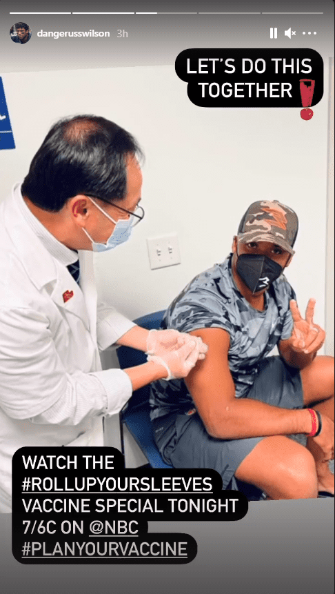 Russell Wilson gives a peace sign as he recieves shots of the vaccine | Photo: Instagram.com/dangerusswilson