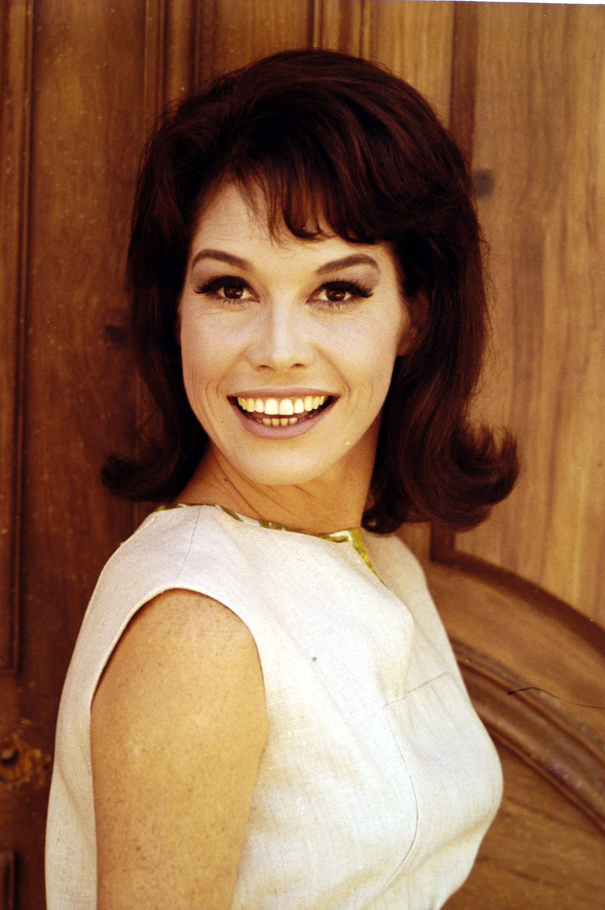 An undated photograph of Mary Tyler Moore dressed in a white attire | Photo: Getty Images