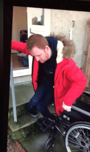 Kenneth rampant de sa maison | Photo: Facebook/Angela Murphy