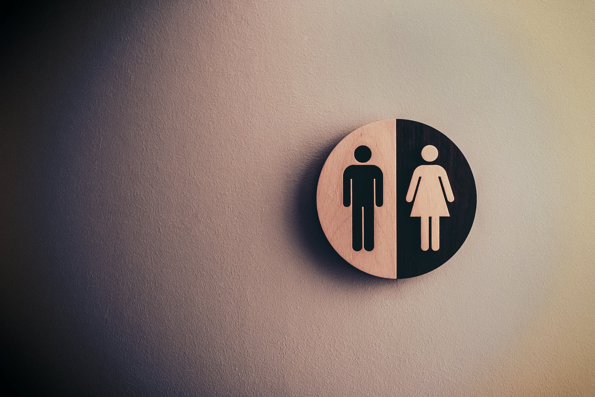 A toilet sign on a wall | Source: Pexels