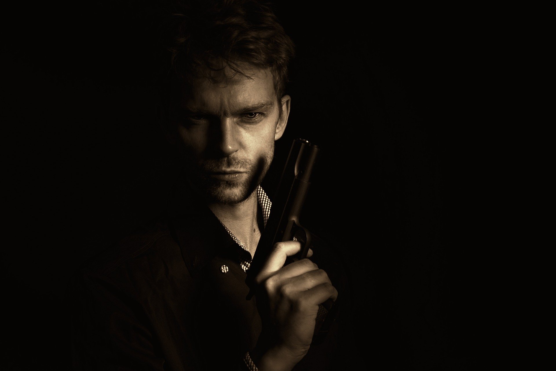 A man holding a firearm | Source: Pixabay 