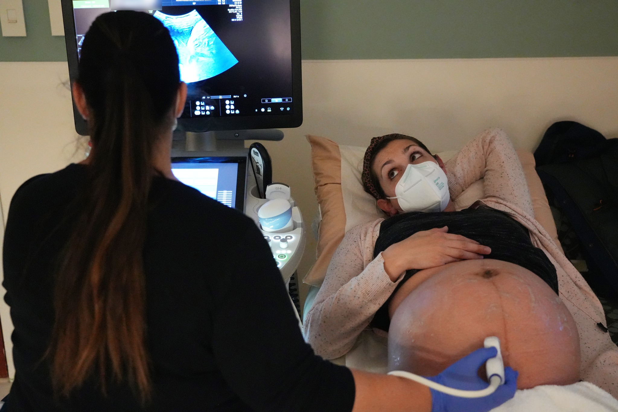 Shelly Battista watches the screen during a routine pregnancy ultrasound, dated January 12, 2023 | Source: Facebook/northwesternmedicine