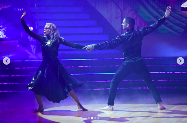Elaine Hendrix and Alan Bersten performing their "Defying Gravity" contemporary dance. | Source: Instagram/dancingwiththestars