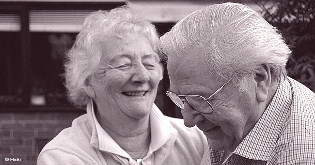 Älteres Ehepaar erinnert sich mit Freude an die guten alten Zeiten
