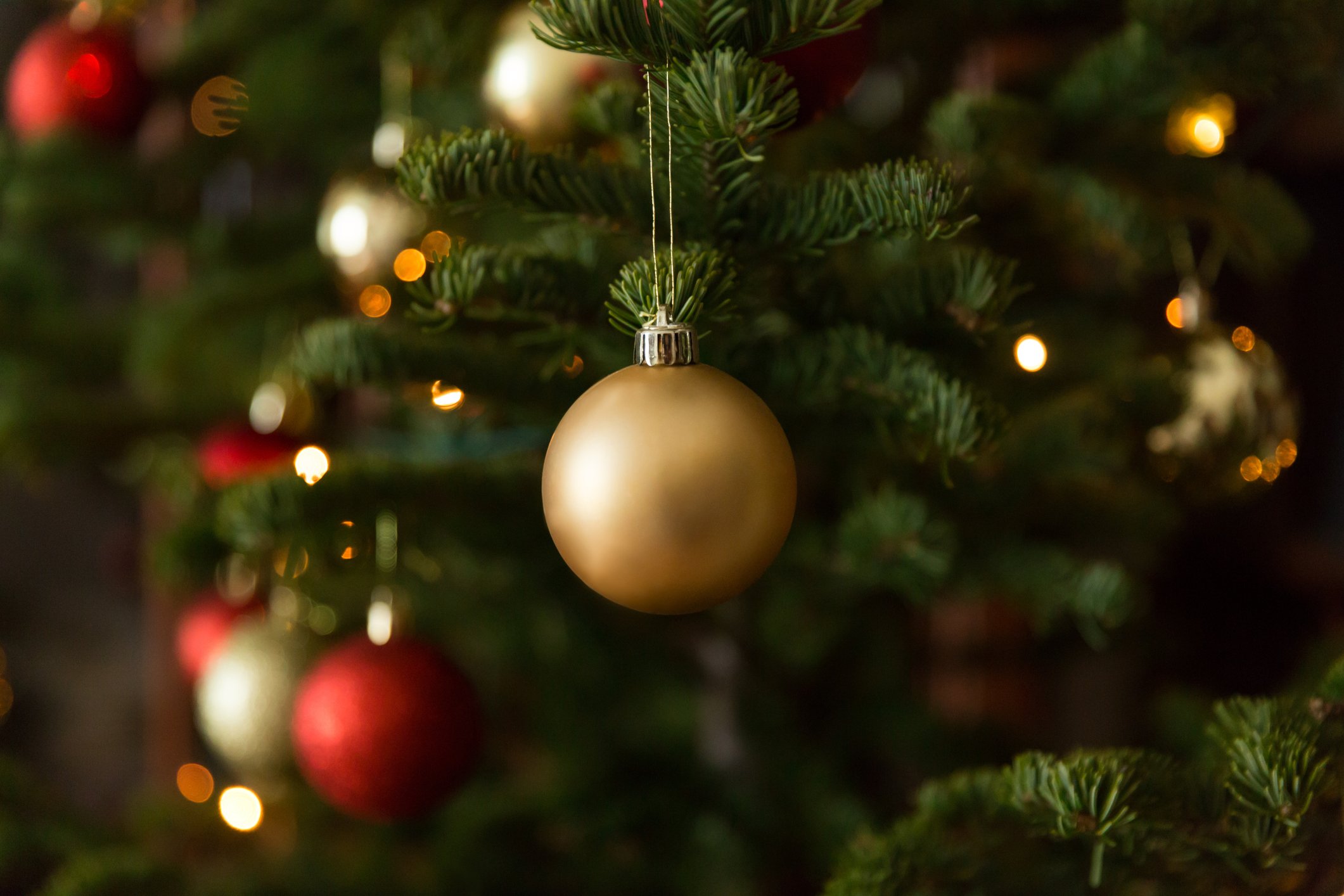 Weihnachtskugeln auf Weihnachtsbaum, mit Schatten von Zweig I Quelle: Getty Images