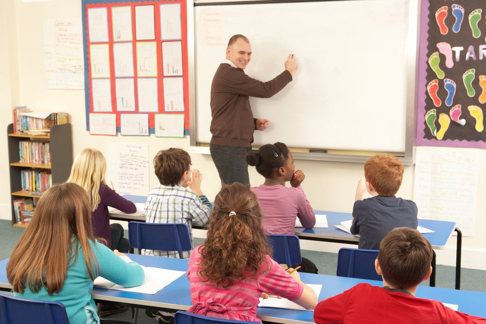 Maestro impartiendo clases a sus alumnos. | Foto: Shutterstock