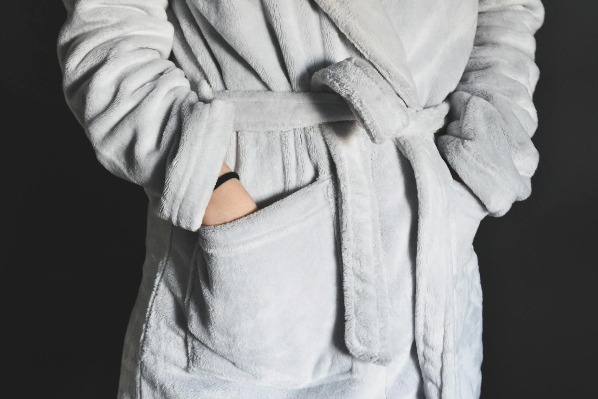 A woman in a bathrobe | Source: Pexels