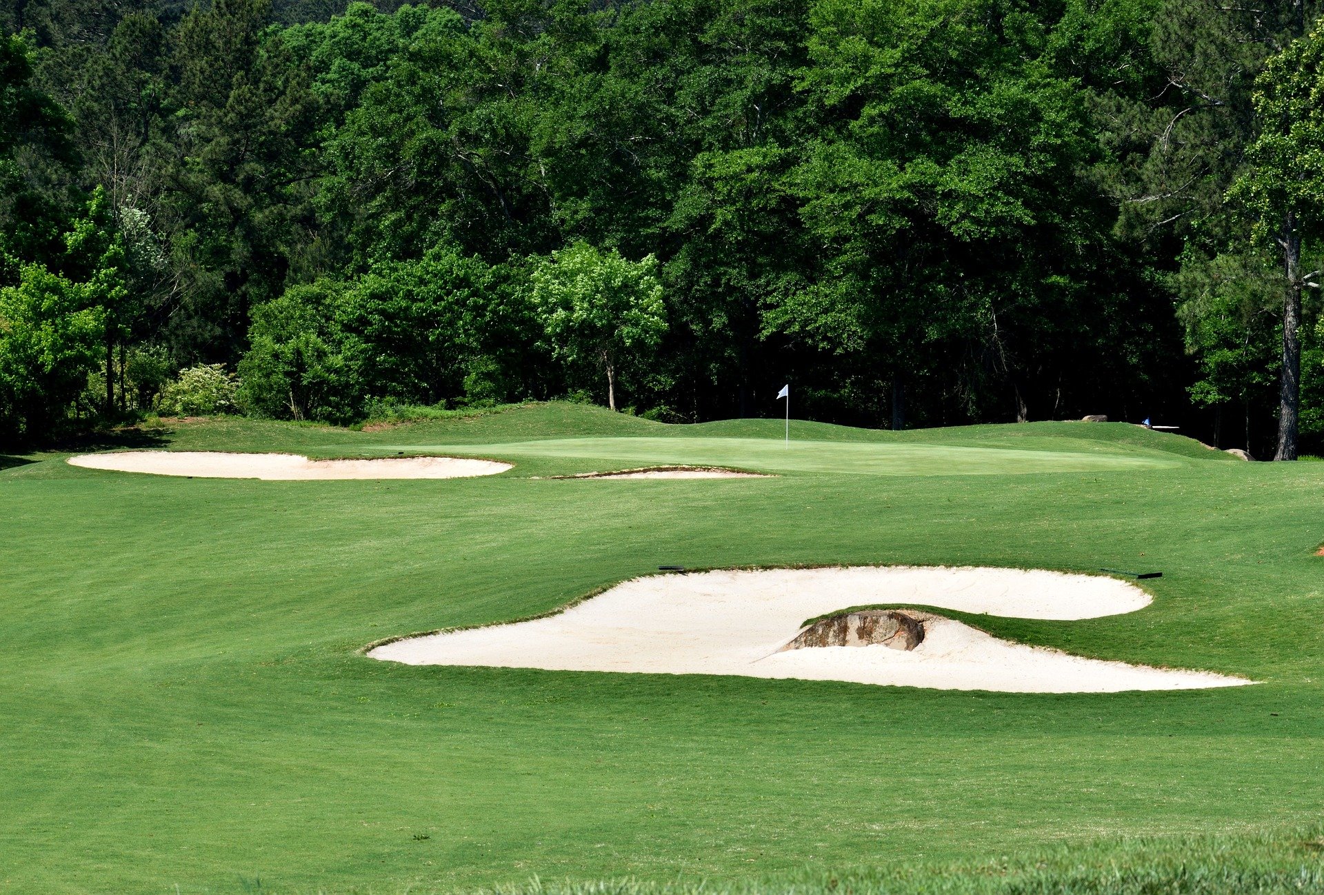 Sand trap on a golf course. | Source: Pixabay.