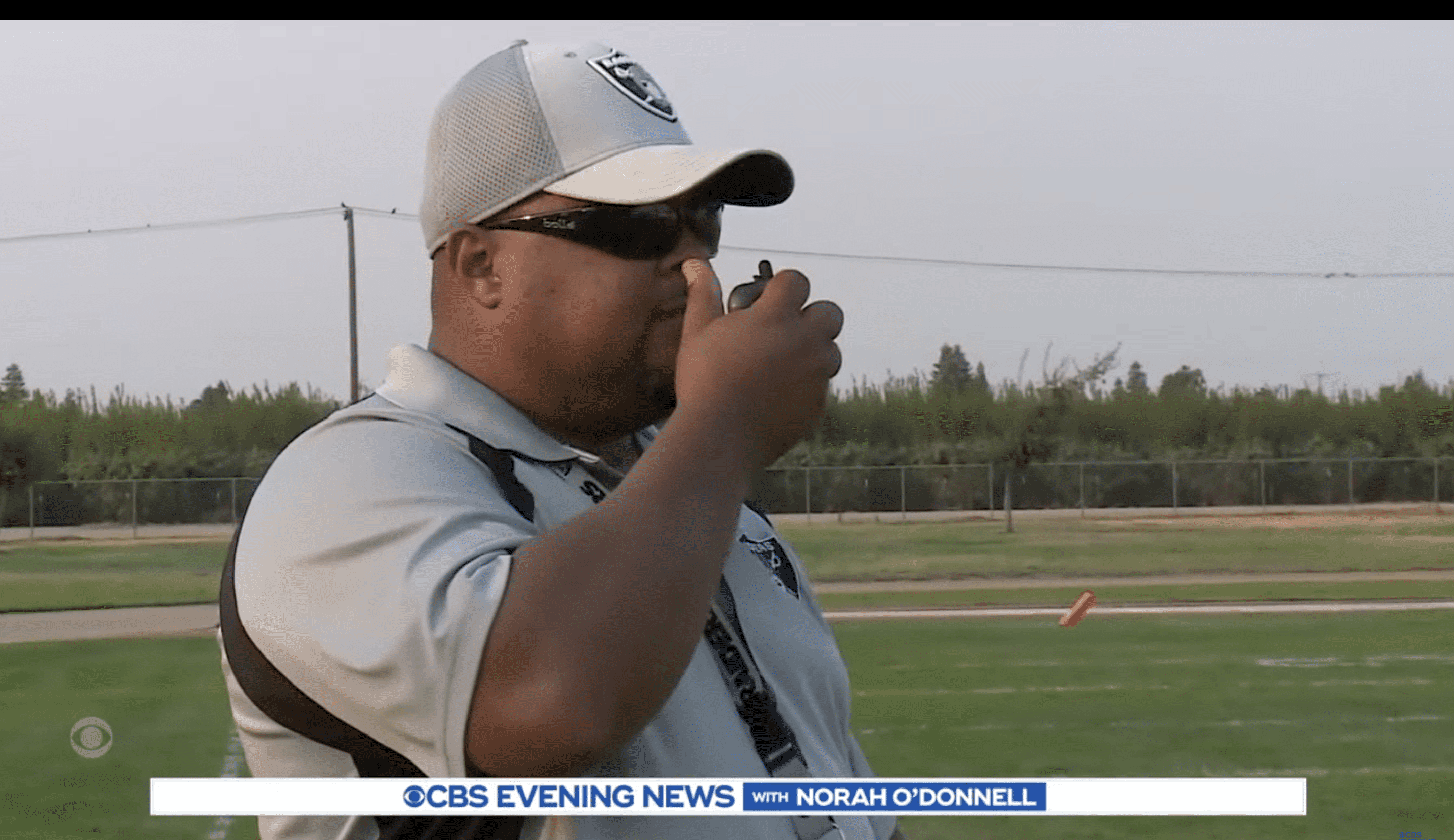 Bracy's dad guides him on the field through a walkie-talkie. | Photo: youtube.com/CBSEveningNews