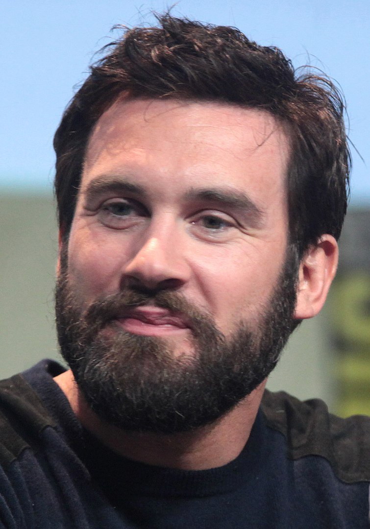 Clive Standen speaking at the 2015 San Diego Comic Con International, for "Patient Zero", at the San Diego Convention Center in San Diego, California | Photo: Wikimedia Commons Images Clive Standen speaking at the 2015 San Diego Comic Con International, for "Patient Zero", at the San Diego Convention Center in San Diego, California | Photo: Wikimedia Commons Images