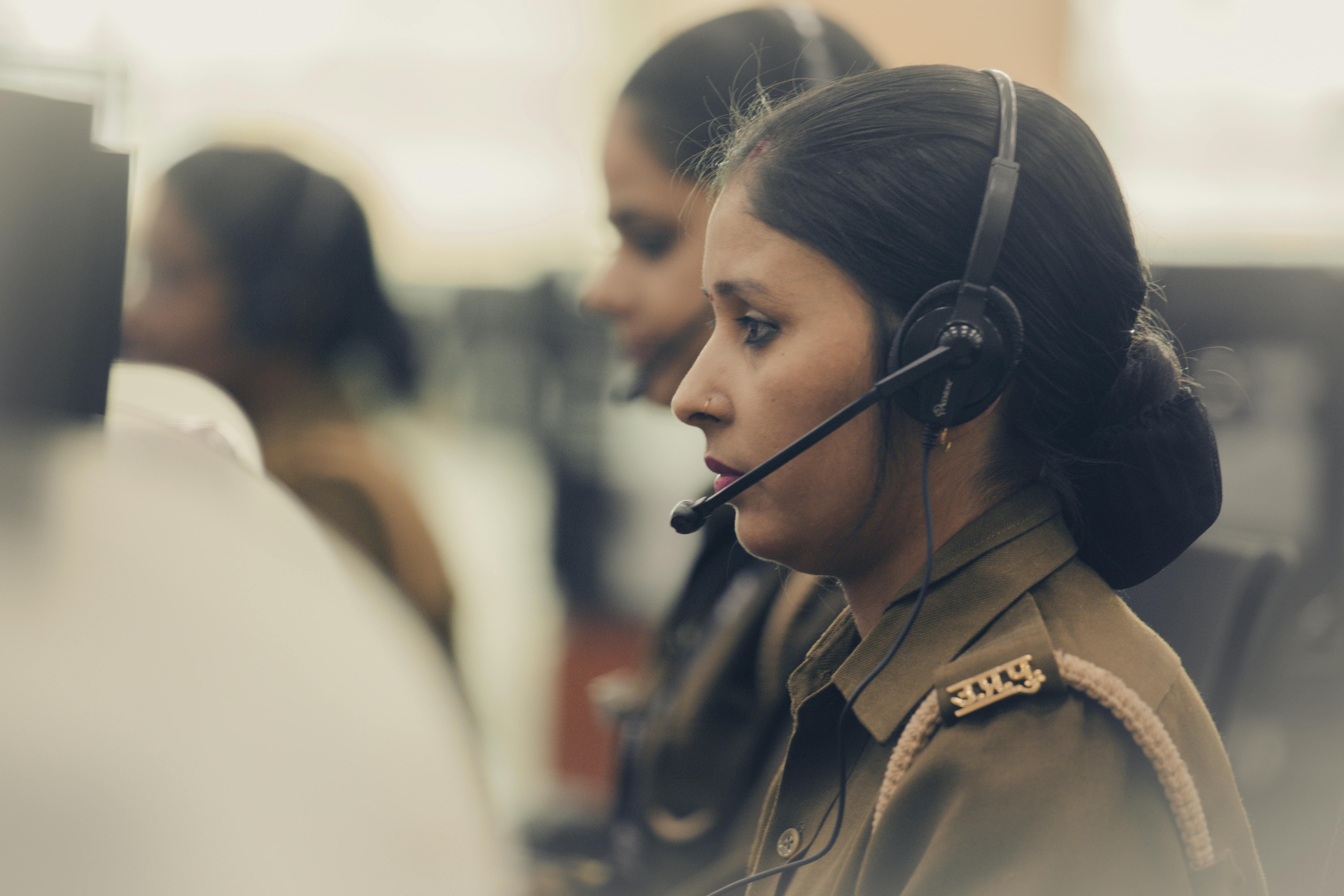 A dispatch officer on the phone | Source: Pexels