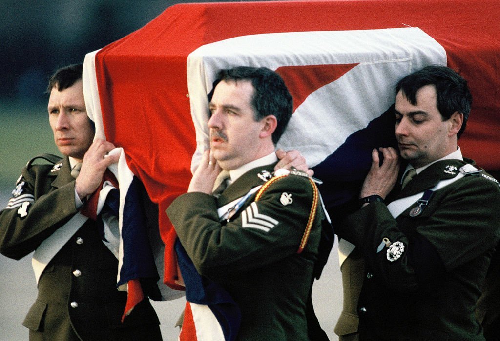 The draped coffin of Major Hugh Lindsay, carried by soldiers, returns in England | Photo: Getty Images