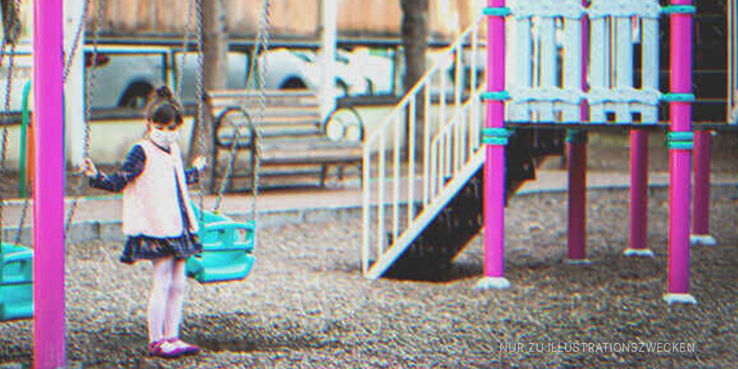 Kleines Mädchen von der Schaukel auf einem Spielplatz | Quelle: Getty Images