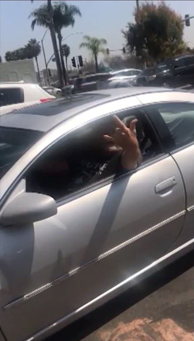 Cliente en su coche mientras es grabado por Del Rio. |Imagen: YouTube /ABC13 Houston Cliente en su coche mientras es grabado por Del Rio. |Imagen: YouTube /ABC13 Houston